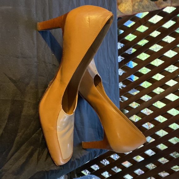 Retro tan and cream  Hugh heels - Picture 2 of 4